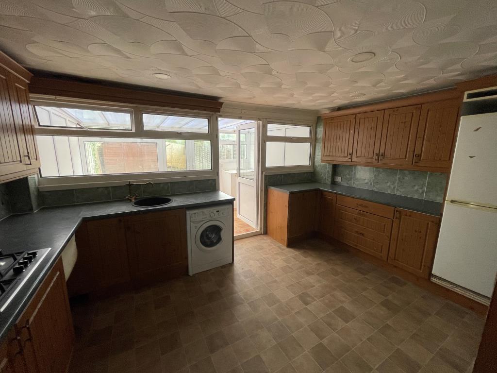 Lot: 43 - THREE-BEDROOM TERRACE HOUSE - Kitchen leading out to conservatory
